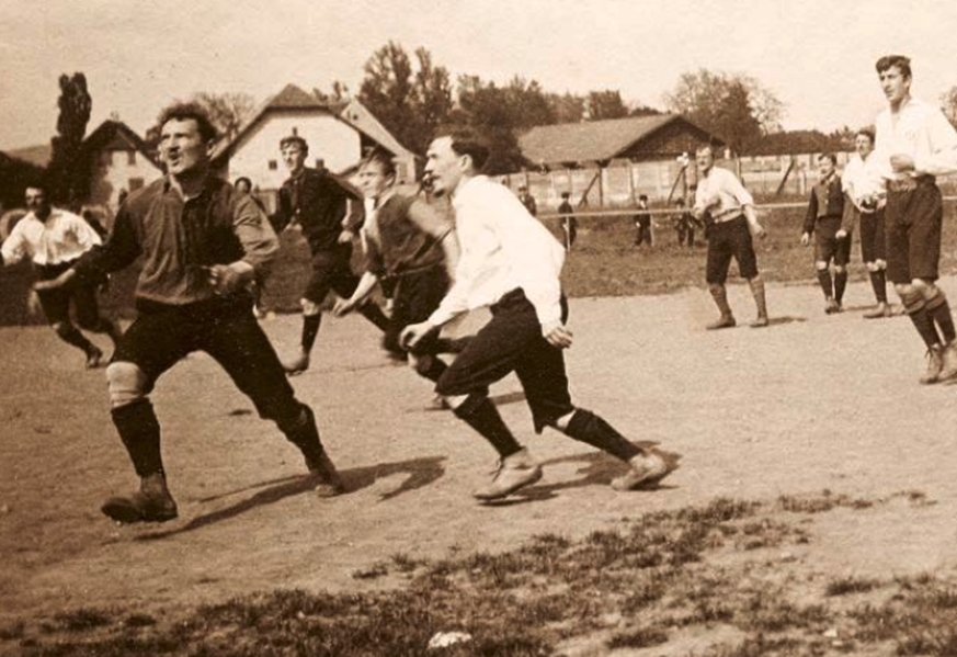 Kantersieg: Der FC Basel (in den dunklen Shirts) beim 5:0-Sieg gegen den Nachbarn aus Mülhausen im Jahr 1906. 