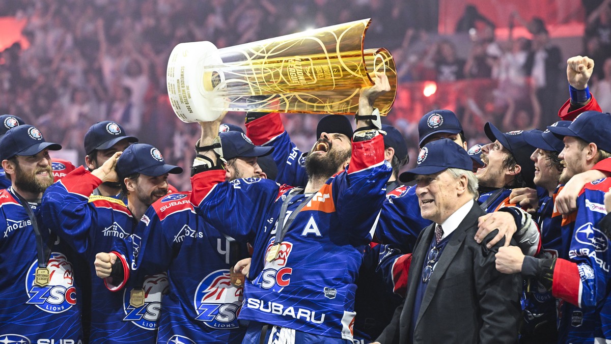 Dennis Hollenstein (ZSC) und Team jubeln mit der Trophae nach dem Sieg im siebten Playoff Final Eishockeyspiel der National League zwischen den ZSC Lions und dem Lausanne HC, am Dienstag, 30. April 20 ...