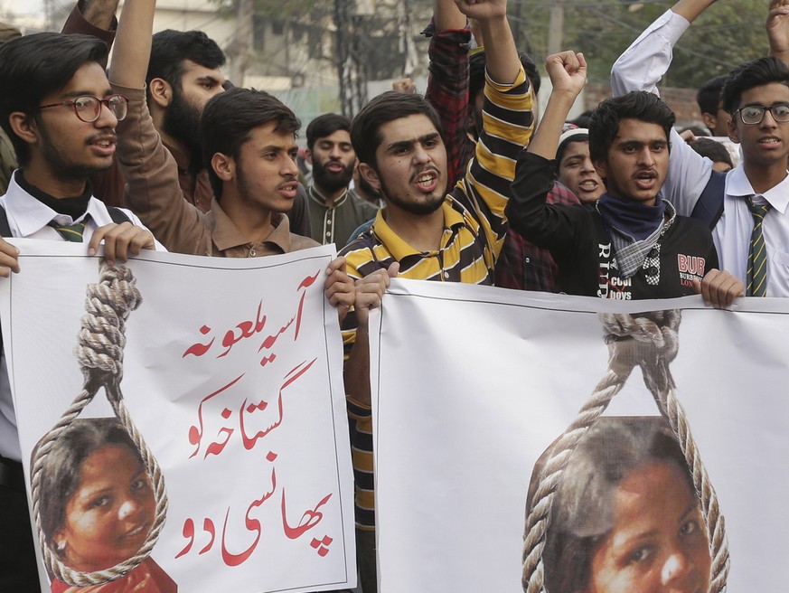 epa07151102 People shout slogans as they protest the release of Asia Bibi, a Christian accused of blasphemy, whose death sentence was annulled by the Supreme court, in Lahore, Pakistan, 08 November 20 ...