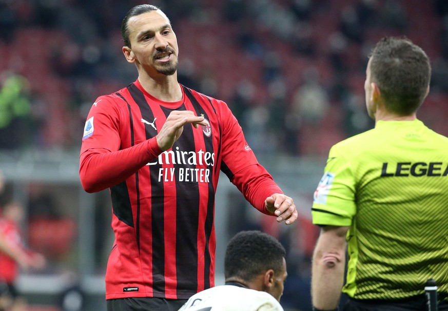 epa09691802 AC Milan���s Zlatan Ibrahimovic (L) speaks with the referee Marco Serra during the Italian Serie A soccer match between AC Milan and Spezia at Giuseppe Meazza stadium in Milan, Italy, 17 J ...