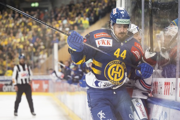 Matej Stransky (HCD), links, gegen Christian Marti (ZSC), beim vierten Eishockey Playoff Halbfinalspiel der National League zwischen dem HC Davos und den ZSC Lions, am Samstag, 5. April 2025, in der z ...