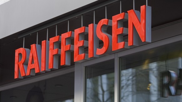 ARCHIVBILD ZUR PUBLIKATION DER HALBJAHRESZAHLEN VON RAIFFEISEN, AM MITTWOCH, 21. AUGUST 2019 - View of the logo of the Raiffeisen bank above the entrance of the branch in St. Gallen, Switzerland, pict ...