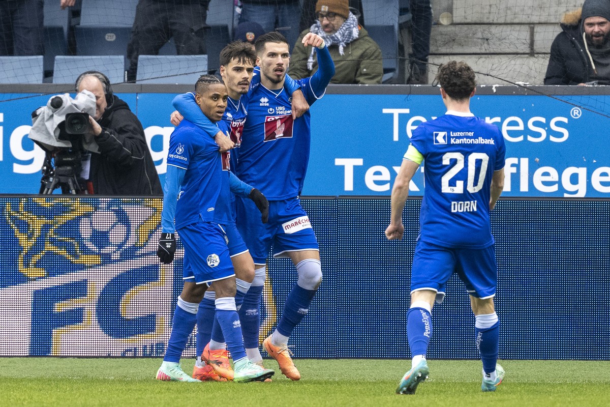 Die Luzerner mit Adrian Grbic, 3. von links, feiern das Tor zum 1:0 beim Super League Meisterschaftsspiel zwischen dem FC Luzern und dem FC St. Gallen vom Sonntag, 2. Februar 2025 in Luzern. (KEYSTONE ...