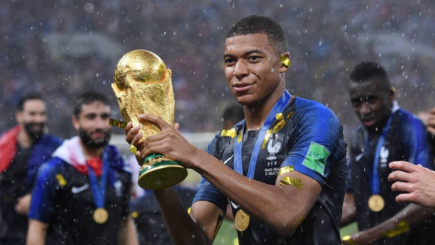 FUSSBALL WM 2018 FINALE ------- Frankreich - Kroatien 15.07.2018 JUBEL Weltmeister Frankreich; Kylian Mbappe mit dem Pokal *** FIFA World Cup 2018 FINALE France Croatia 15 07 2018 JUBEL World Champion ...