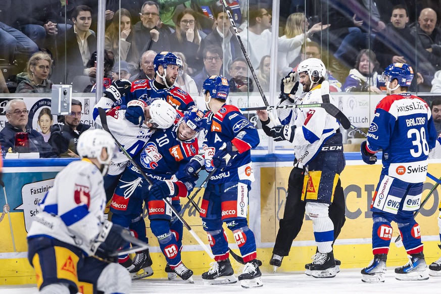 Sven Andrighetto (ZSC), 2. links, und Andreas Wingerli (EVZ), links, rangeln im ersten Eishockey Playoff Halbfinalspiel der National League zwischen den ZSC Lions und dem EV Zug am Montag, 1. April 20 ...