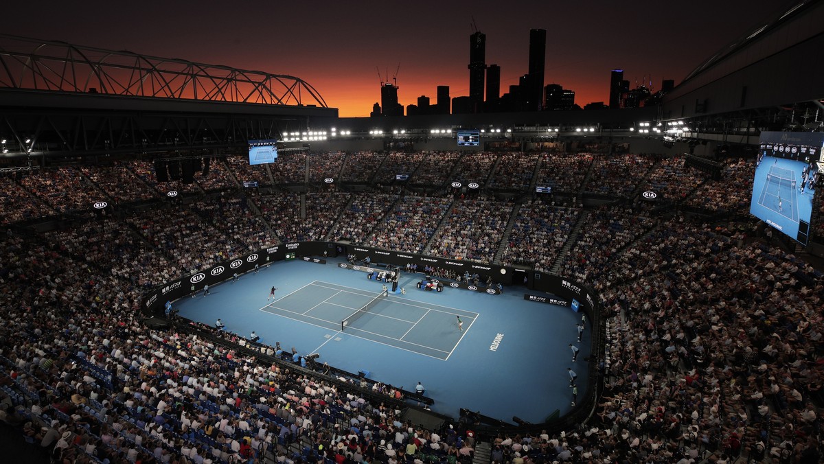 ARCHIVBILD ZUR MELDUNG, DASS ROGER FEDERER DIE AUSTRALIAN OPEN VERPASST --- Switzerland's Roger Federer and Serbia's Novak Djokovic play their semifinal match on Rod Laver Arena as the sun s ...