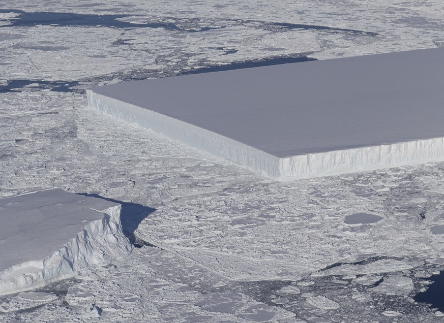 Wie abgeschnitten: Der Eisberg ist gerade erst vom Larsen-C-Schelfeis abgebrochen.