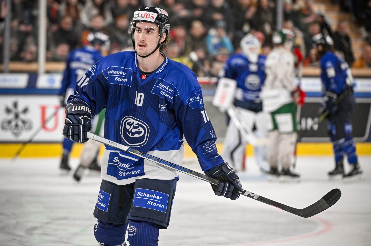 epa11048264 Ambri&#039;s Alex Formenton during the match between HC Ambri-Piotta and Frolunda HC at the 95th Spengler Cup ice hockey tournament in Davos, Switzerland, 29 December 2023. EPA/MELANIE DUC ...