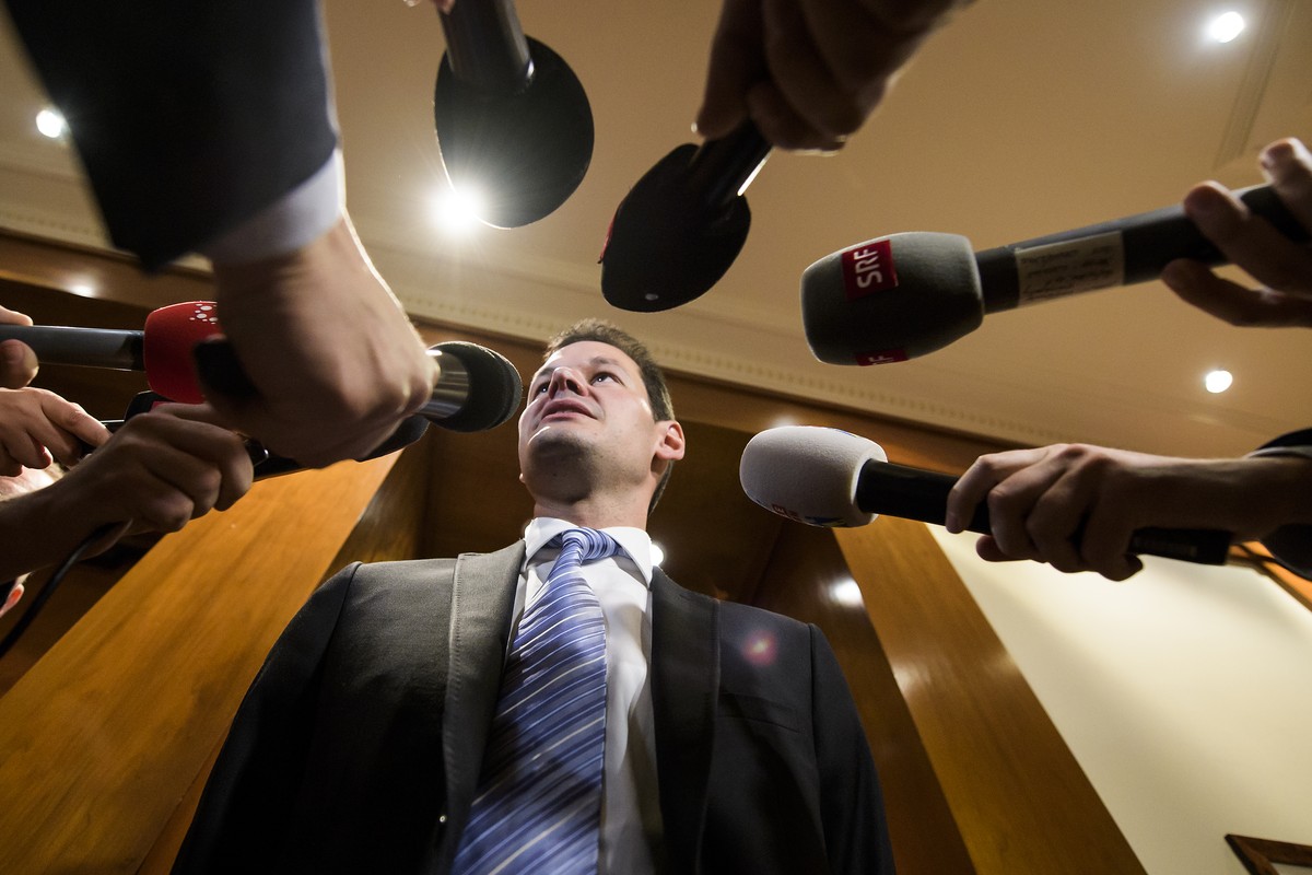 Le conseiller d'Etat genevois, Pierre Maudet, parle aux journalistes a la sortie de son audition lors d'une reunion du groupe parlementaire liberal-radical (FDP-Liberale Fraktion) sur les ca ...
