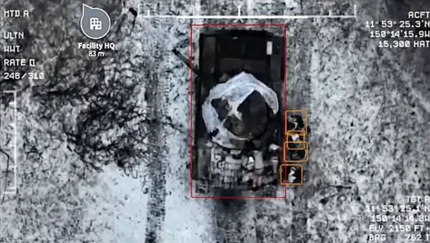 Ein Panzer im Drohnenbild: Palantir will die KI zum entscheidenen Mittler auf dem Schlachtfeld machen. (Quelle: Screenshot / Palantir)
