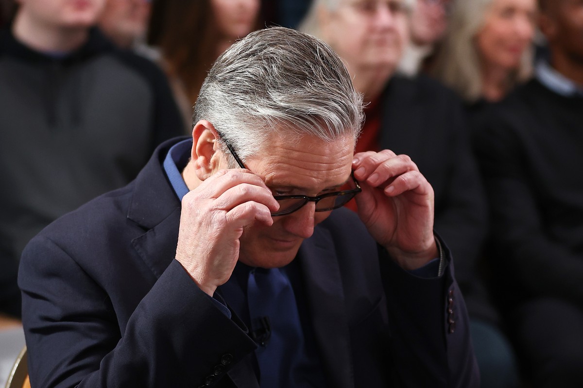 Britain's Prime Minister Keir Starmer adjusts his glasses as he waits to deliver his speech at Horntye Park Sports Complex in St Leonards-on-Sea, East Sussex, England, Thursday, Feb. 5, 2026. (Pe ...