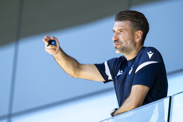 L'entraineur du FC Lausanne-Sport Luka Elsner, observe ses joueurs lors de la reprise de l'entrainement du FC Lausanne-Sport pour la saison 2026/27 du championnat de football de Super league ...