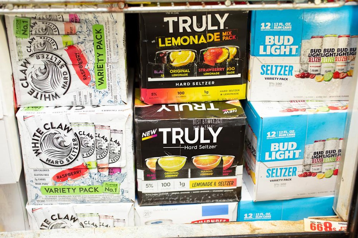 hard seltzer white claw ashland truly PBR fick's USA mineral alkohol trinken drinks