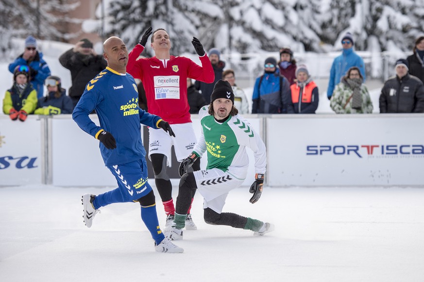 Dede vom Team Sports Millions All Stars, links, im Zweikampf mit Philipp Degen, Mitte, und Torhueter Lutz Pfannenstiel am 9. Arosa Ice Snow Football, die inoffizielle Schneefussball-Weltmeisterschaft  ...