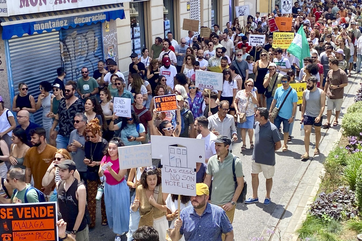 epa11444616 Residents take part in a protest to demand their 'right to have a home' and against mass tourism in Malaga, Spain, 29 June 2024. EPA/MARIA ALONSO