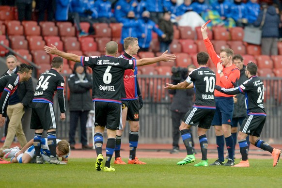 14.02.2016; Zuerich; Fussball Super League - Grasshopper Club Zuerich - FC Basel;
Schiedsrichter Alain Bieri zeigt Marc Janko (Basel) die rote Karte
(Claudia Minder/freshfocus)