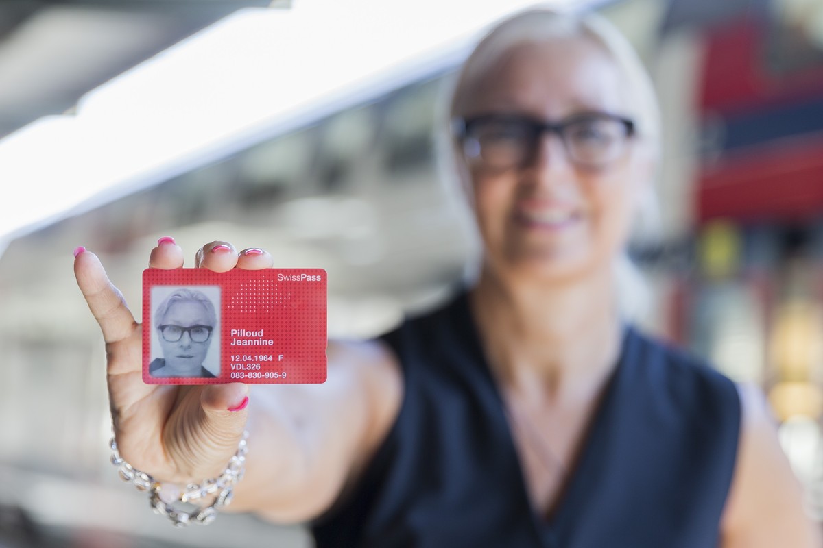 Jeannine Pilloud, presidente de ch-direct et responsable du trafic voyageurs des CFF, pose pour le photographe avec le SwissPass a l'occasion des un an de SwissPass ce vendredi 26 aout 2016, a La ...