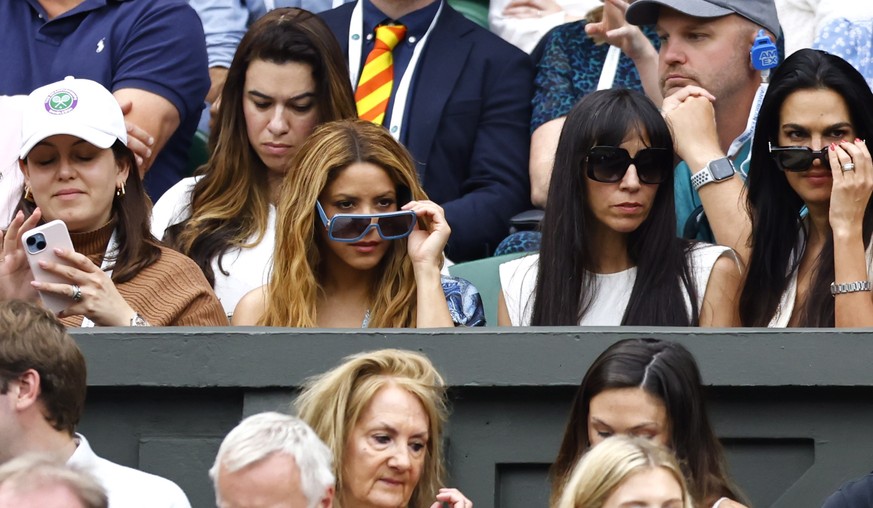 epa10746475 Colombian singer Shakira (C) attends the Men&#039;s Singles semi final match Carlos Alcaraz of Spain against Daniil Medvedev of Russia at the Wimbledon Championships, Wimbledon, Britain, 1 ...