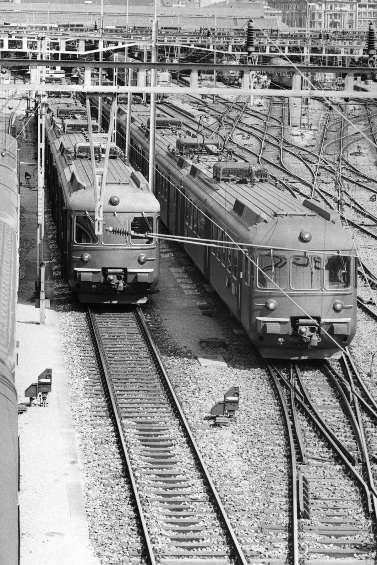 Mindestens jede Stunde ein Zug. Unter dem Motto: �Wir fahren mit Takt � Ihre SBB� wird am 23. Mai 1982 auf den Schweizer Bahn- und Postautolinien flaechendeckend der Taktfahrplan eingefuehrt. Das ist  ...