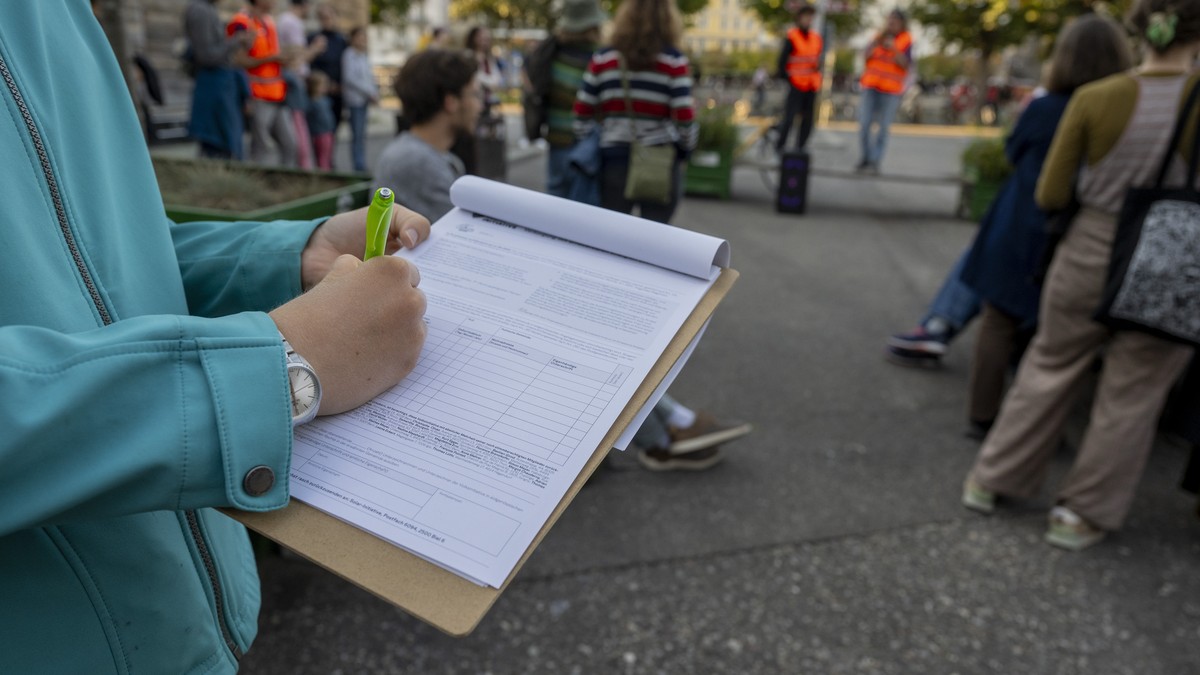 Die Klimaaktivisten sammeln Unterschriften fuer eine Volksinitiative, anlaesslich eines globalen Klimastreik in der Stadt Luzern am Freitag, 20. September 2024. (KEYSTONE/Urs Flueeler)..