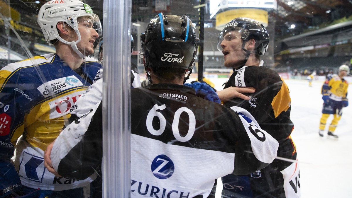 Berns Thomas Thiry, rechts, sagt Davos' Fabrice Herzog, links, die Meinung, nach einem Check von Herzog gegen Berns Eric Blum (nicht im Bild), im Eishockey Meisterschaftsspiel der National League ...