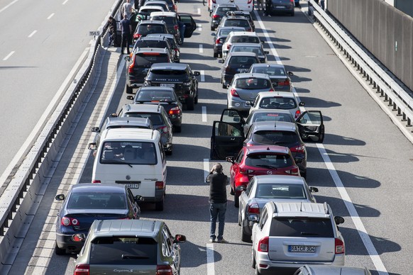 Oster-Stau vor dem Gotthard-Nordportal Richtung Sueden am Karfreitag, 14. April 2017, in Silenen. (KEYSTONE/Alexandra Wey)