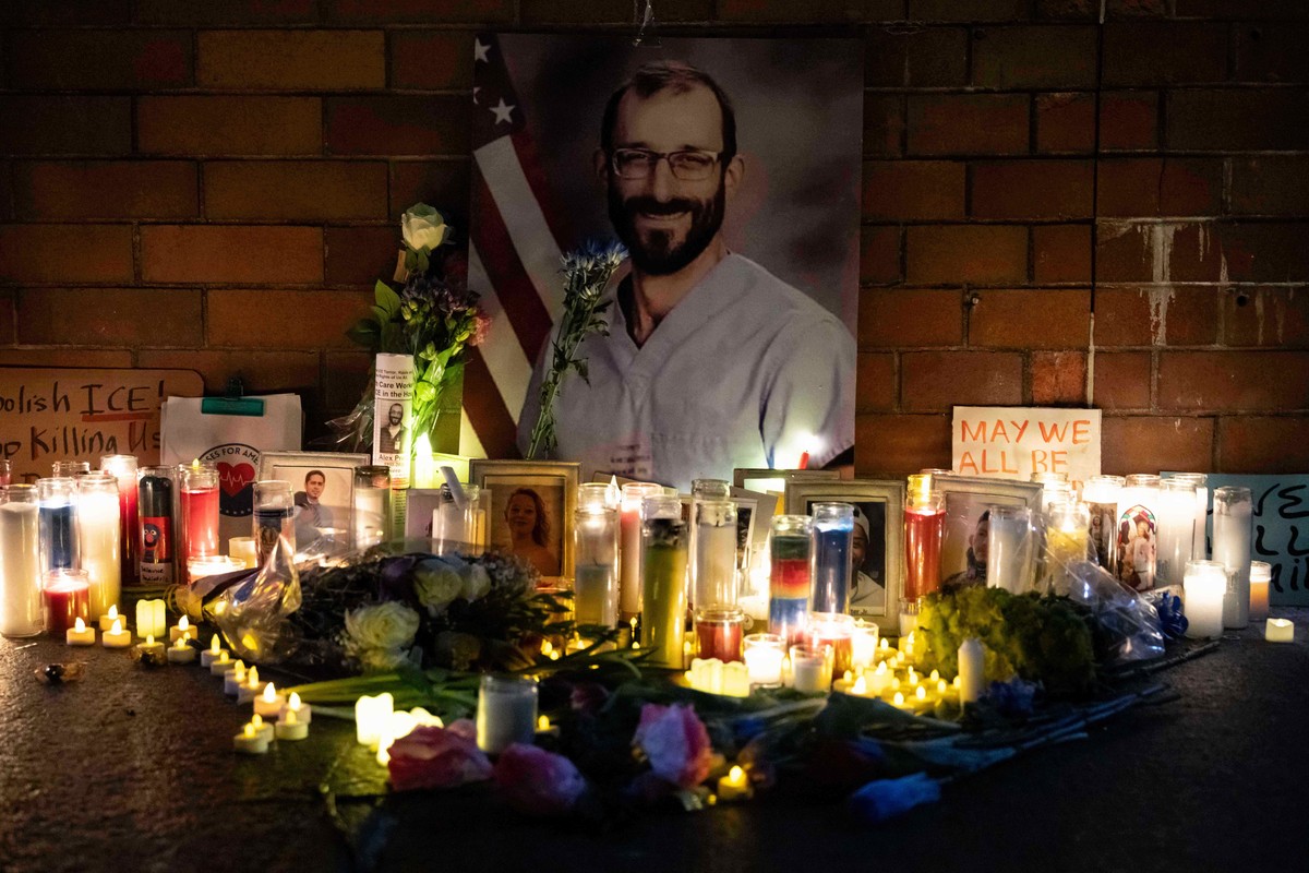 A makeshift memorial is seen after a vigil for Alex Pretti outside VA NY Harbor Healthcare System hospital, Thursday, Jan. 29, 2026, in New York. (AP Photo/Yuki Iwamura)
Immigration Enforcement New Yo ...
