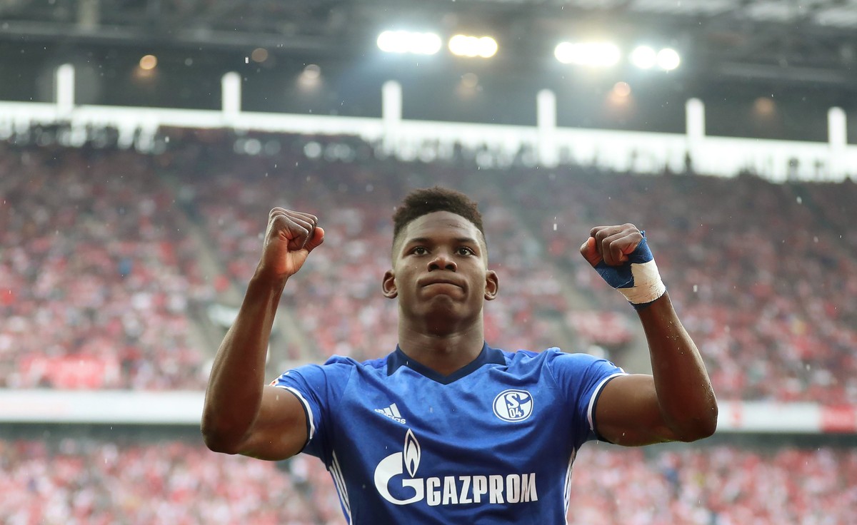 ARCHIV  ZUM WECHSEL VON BREEL EMBOLO VON SCHALKE 04 ZU BORUSSIA MOENCHENGLADBACH, STELLEN WIR IHNEN FOLGENDES BILDMATERIAL ZUR VERFUEGUNG -- epa06685659 Schalke's Breel Embolo celebrates after s ...