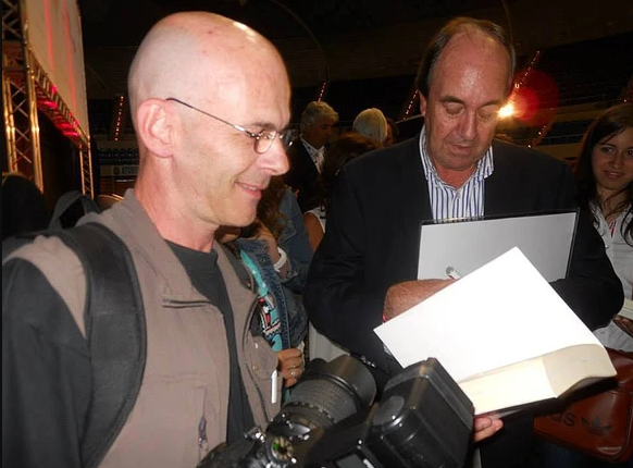 Stéphane Barbier hat Fernando Parrado getroffen. Der Neuenburger hat den Überlebenden (im Hintergrund) bei einer Autogrammstunde in Spanien angesprochen.