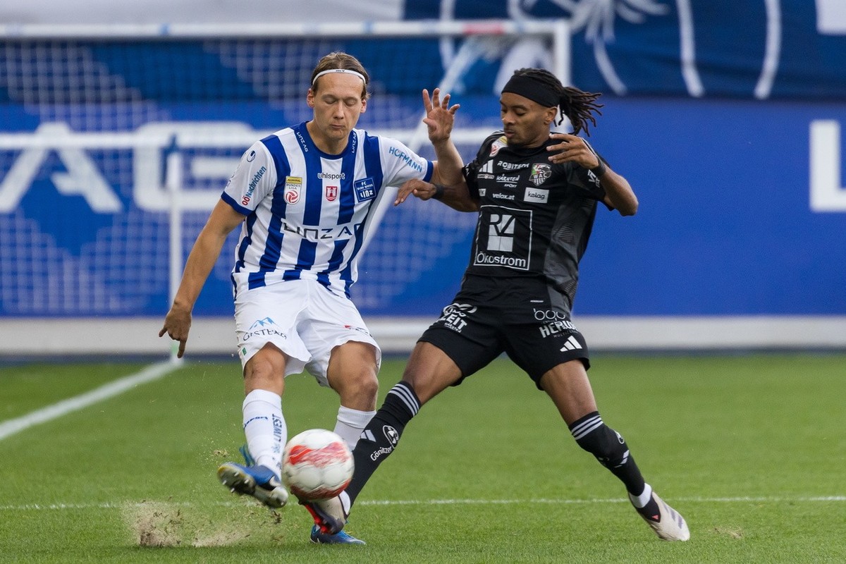 ABD0114_20241019 - LINZ - �STERREICH: v.l. Silvan Wallner (Blau-Wei� Linz), Thierno Ballo (WAC) am Samstag, 19. Oktober 2024, w�hrend der Admiral Bundesliga-Begegnung, Grunddurchgang, 10. Spieltag, zw ...