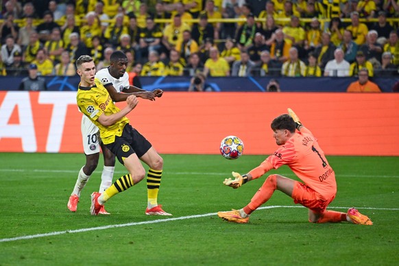 01.05.2024, Fussball, UCL, UEFA Champions League, , Saison 2023/2024, Semifinal, Borussia Dortmund - Paris St. Germain, Ousmane Dembele Paris St. Germain schie�t aufs Tor und Torwart Gregor Kobel Boru ...