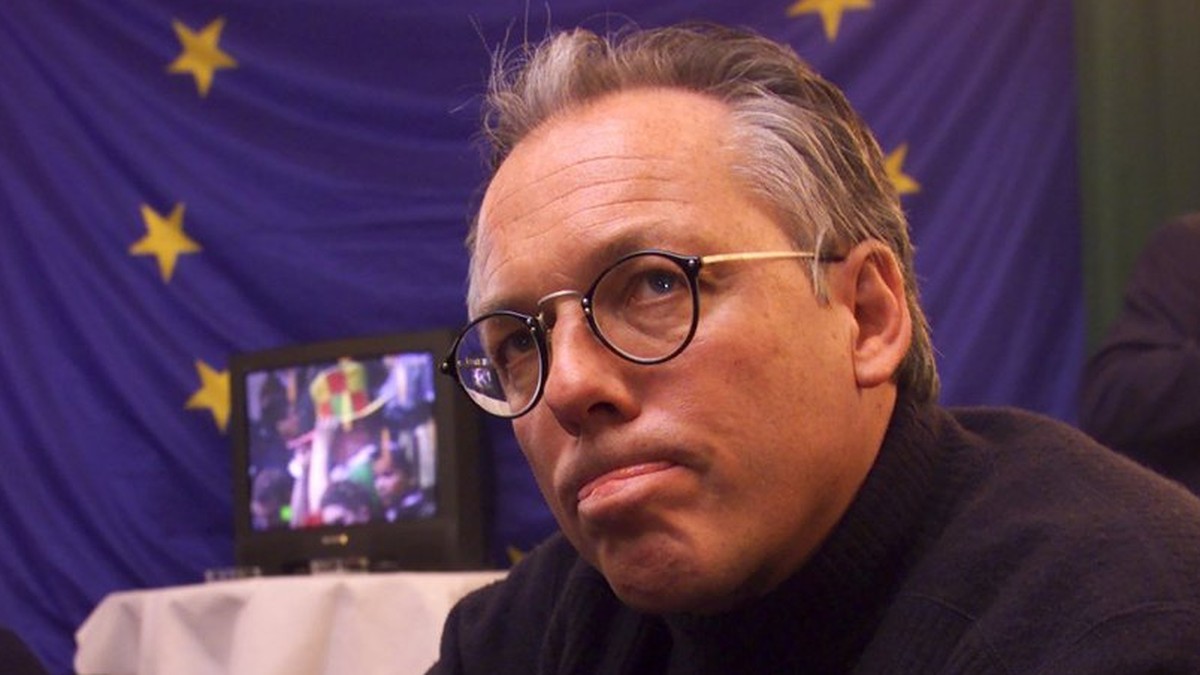 Nationalrat Marc Suter, FDP-BE, Co-Praesident des Komitees 'Ja zu Europa' sucht am Sonntag, 4. Maerz 2001 in einem Restaurant in Bern Begruendungen fuer das magere Abschneiden der Volksiniti ...