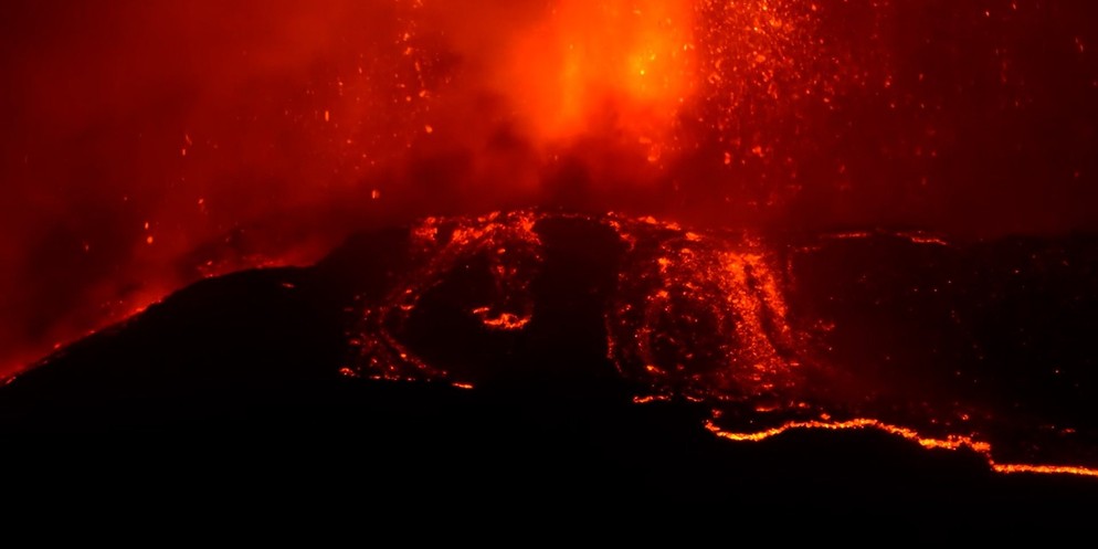Der Ätna, Europas höchster und aktivster Vulkan, hat in der Nacht zu Donnerstag erneut Lava gespuckt. Lava und Asche schossen in die Luft und führten zu Flugausfällen am nahegelegenen Flughafen Catani ...
