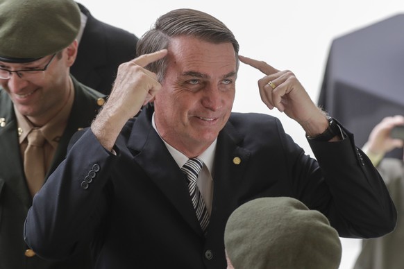 epa06709508 Presidential far-right pre-candidate Jair Bolsonaro (C) meets members of the military in Sao Paulo, Brazil, 03 May 2018. Brazil will hold general elections on 07 October 2018. EPA/Sebastia ...
