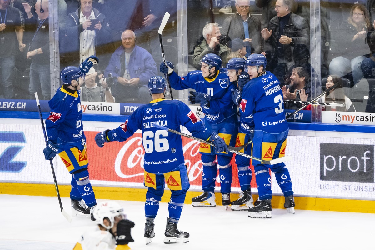 Der EV Zug, EVZ, jubekt nach dem 4:1 Tor von Gregory Hofmann (EVZ), im Spiel der Eishockey National League zwischen dem EV Zug, EVZ, und dem HC Lugano, HCL, am Dienstag, 27. Oktober 2026 in der Oym Ha ...
