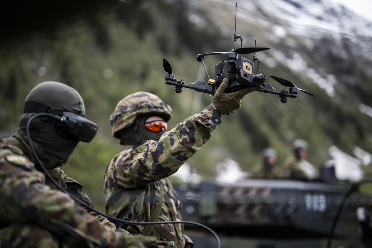 Soldaten posieren mit einer First Person View (FPV) Angriffsdrohne an einem Medienanlass der Schweizer Armee zur Einbindung von Drohnen in Kampfverbaende, am Montag, 18. Mai 2026, auf dem Schiessplatz ...