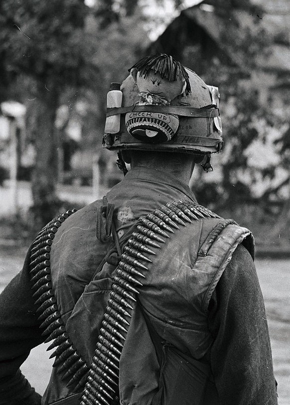 (Original Caption) A Souvenir doll with the slogan "Cheep Up" adorns the helmet of this fighting U.S. Marine in Hue.
17. Februar 1968