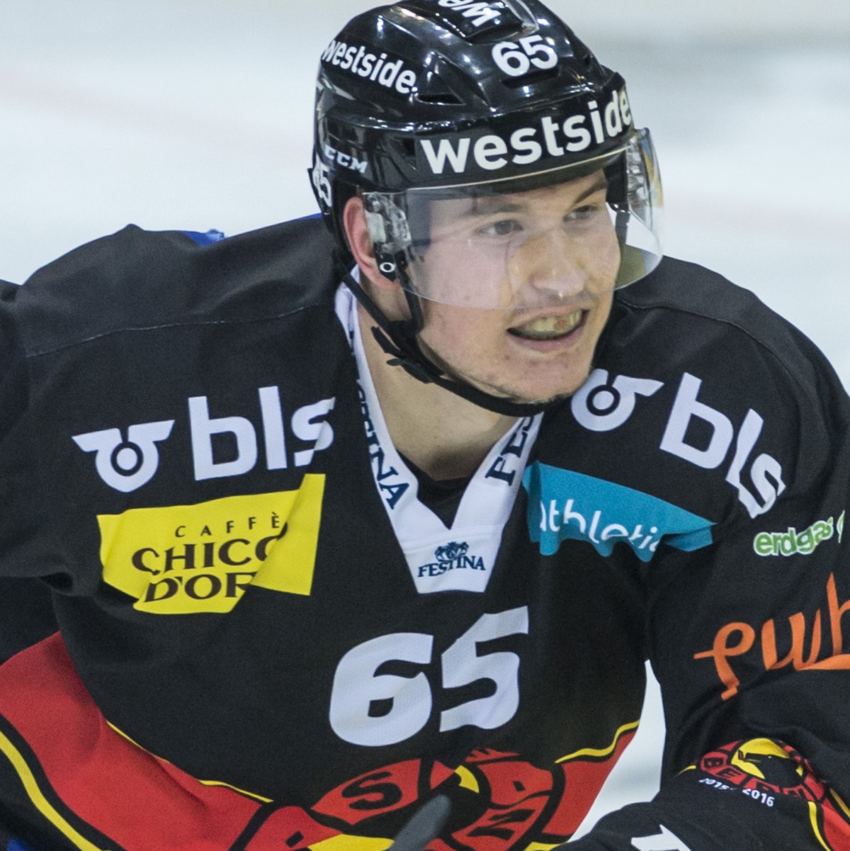 Bern Verteidiger Ramon Untersander freut sich ueber seinen Treffer zum 2:1 im Eishockey-Meisterschaftsspiel der National League A zwischen dem SC Bern und dem Lausanne HC am Freitag, 26. Februar 2016  ...
