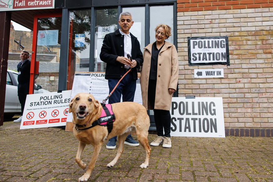 epa11313865 Mayor of London Sadiq Khan (L) and his wife Saadiya Khan (R) pose for the media with their dog Luna, as they arrive at a polling station to vote in local elections in London, Britain, 02 M ...
