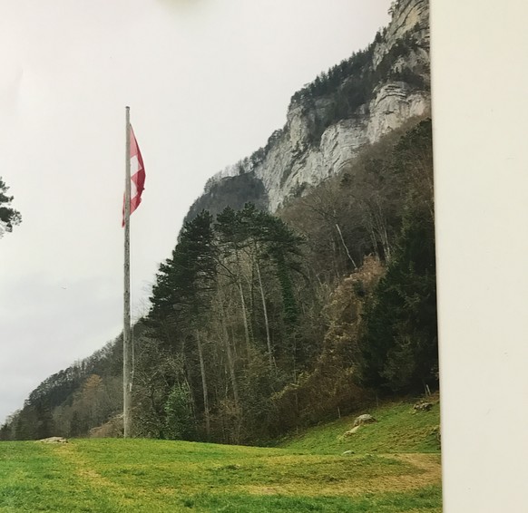 Ein grosses Loch klafft auf einer Wiese.