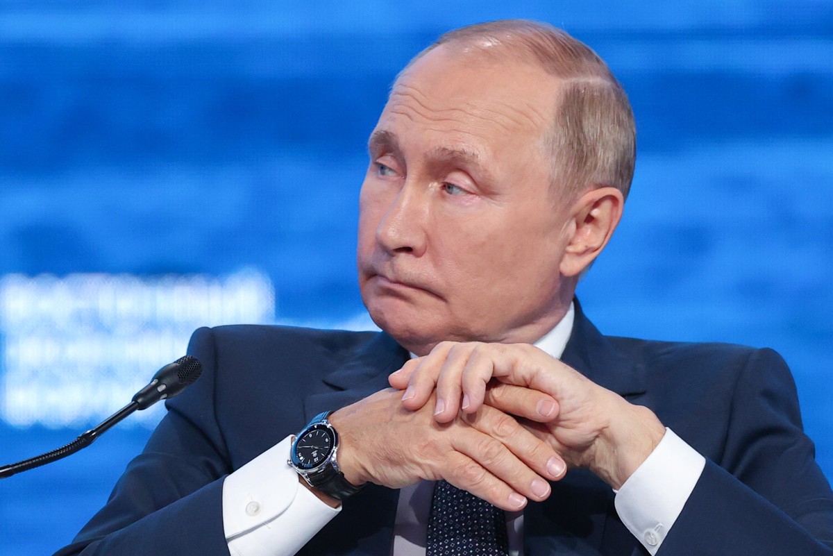 epa10166322 A handout photo made available by TASS Host Photo Agency shows Russian President Vladimir Putin attends a plenary session of the 2022 Eastern Economic Forum (EEF) in Vladivostok, Russia, 0 ...