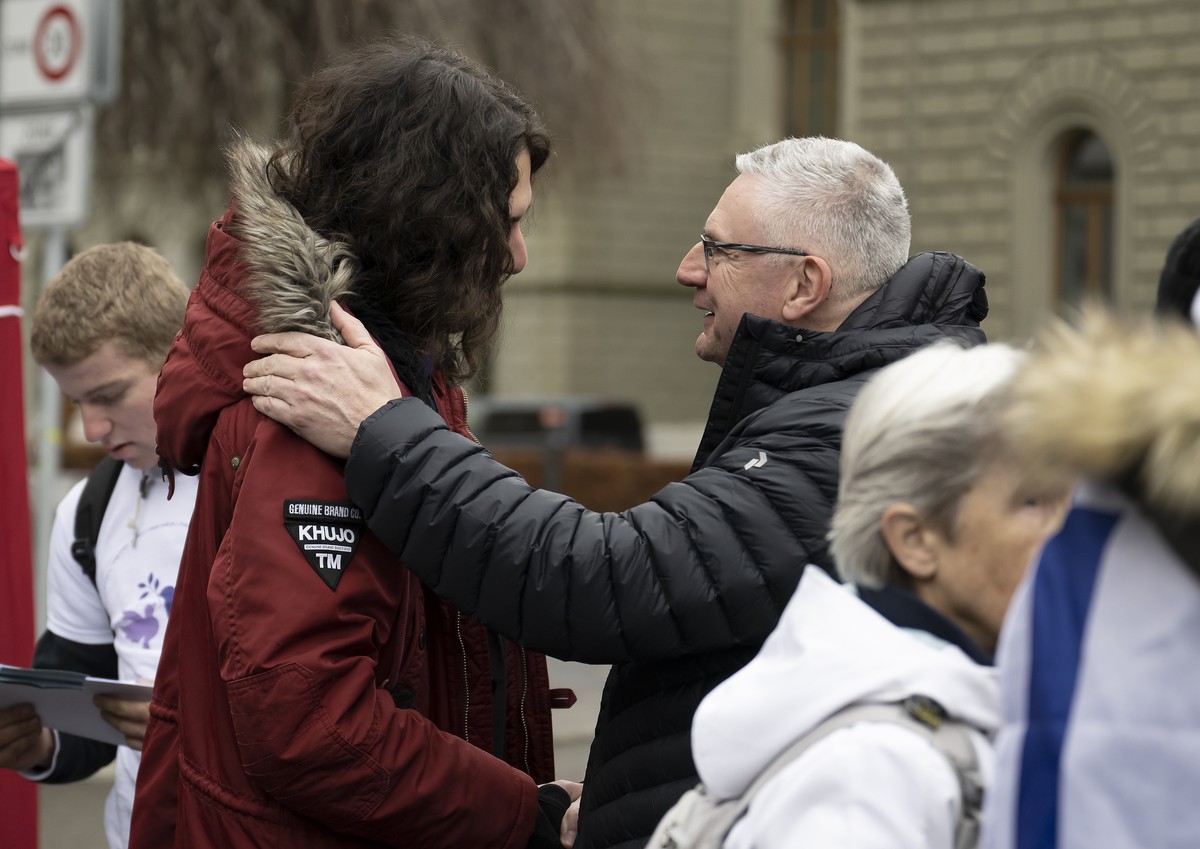 Nicolas A. Rimoldi, Praesident MASS-VOLL!, links, und Andreas Glarner, Nationalrat SVP-AG, rechts, begruessen sich, kurz vor eine Friedensdemo organisiert von Mass-Voll!, am Samstag, 11. Maerz 2023 au ...