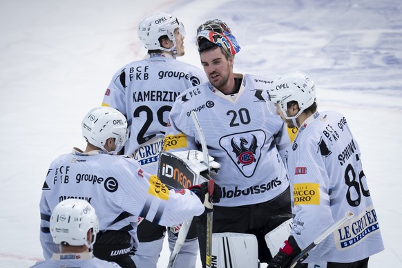 Gotterons Goalie Reto Berra, Mitte, reagiert nach der Niederlage (0-1) mit seinem Teamkollegen, beim Eishockey Meisterschaftsspiel der National League zwischen dem SC Bern und den HC Fribourg Gotteron ...