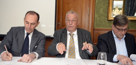 Pietro Supino, links, VR-Praesident Tamedia AG, Hanspeter Lebrument, Mitte, Praesident Verband Schweizer Medien, und Gilbert A. Buehler, rechts, Praesidium Verband Schweizer Medien an einer Medienkonf ...