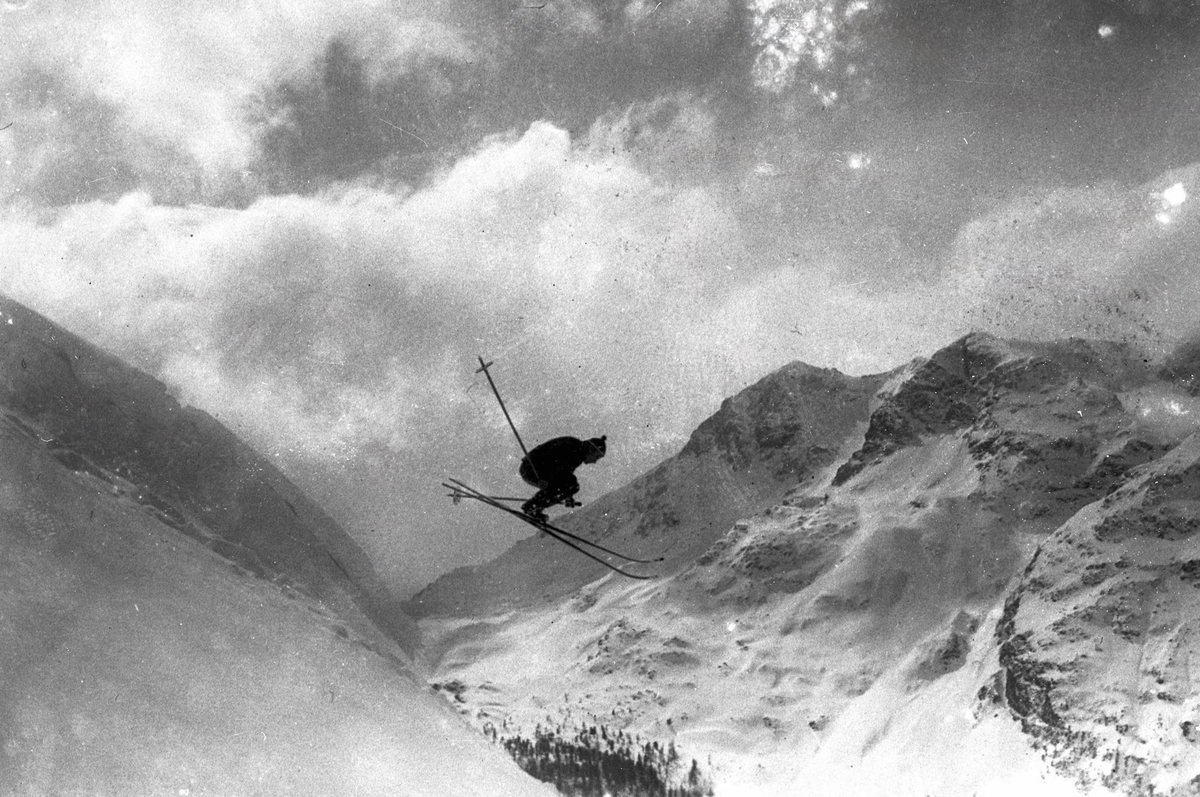 A daring leap at Swiss winter sports . A competitor in the Swiss winter sports now taking place at St Moritz , makes a daring leap in the Alps . 30 December 1933 Switzerland PUBLICATIONxINxAUSxGERxSUI ...