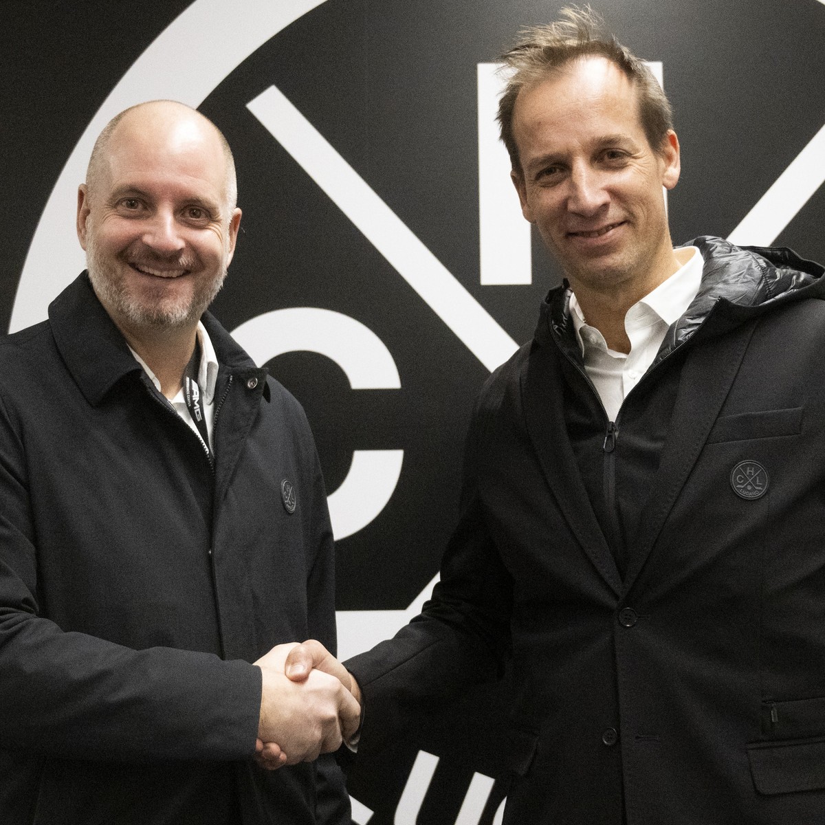 Annti Toermaenen, rechts, Senior Advisor HC Lugano, und Hnat Domenichelli General Manager HC Lugano am Mittwoch, 4. Dezember 2024 in Lugano vor der Pressekonferenz des HC Lugano zum Aufgebot. (KEYSTON ...