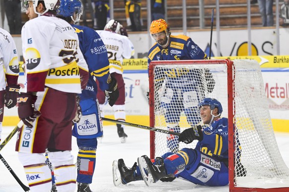 Enzo Corvi von Davos, rechts, jubelt nach seinem Treffer zum 1-0, beim Eishockey-Qualifikationsspiel der National League zwischen dem HC Davos und dem Geneve-Servette HC am Dienstag, 12. September 201 ...