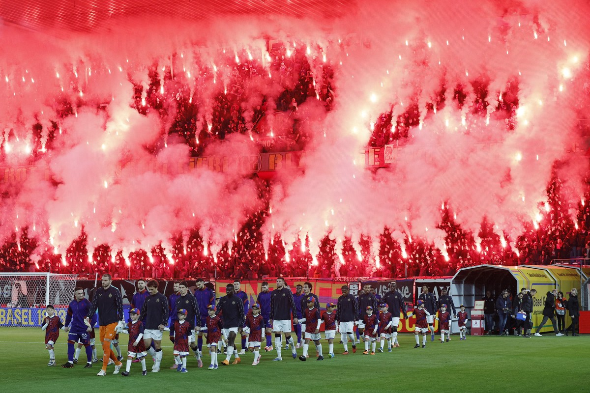 Die Mannschaften des FC Basel und des FC Zuerichvor dem Fussball Meisterschaftsspiel der Swiss Super League zwischen dem FC Basel 1893 und dem FC Zuerich im Stadion St. Jakob-Park in Basel, am Mittwoc ...