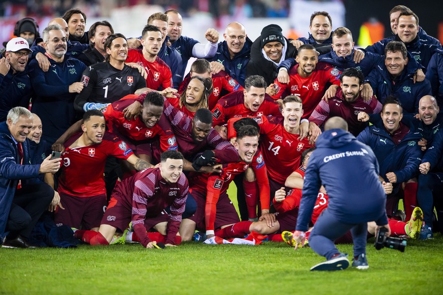 epa09584323 Swiss players celebrate after winning the FIFA World Cup 2022 group C qualifying soccer match between Switzerland and Bulgaria in Lucerne, Switzerland, 15 November 2021. EPA/URS FLUEELER