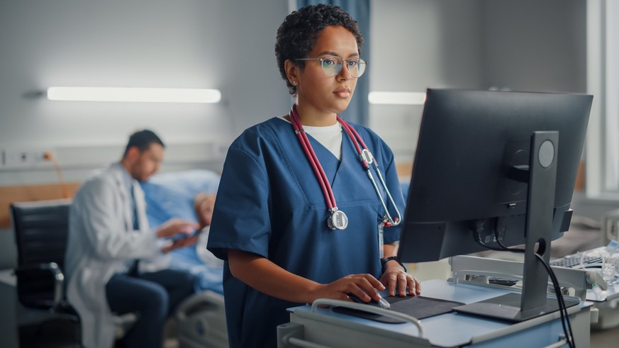 Ärztin am Computer: Szene aus einem Krankenzimmer im Spital. (Symbolbild)